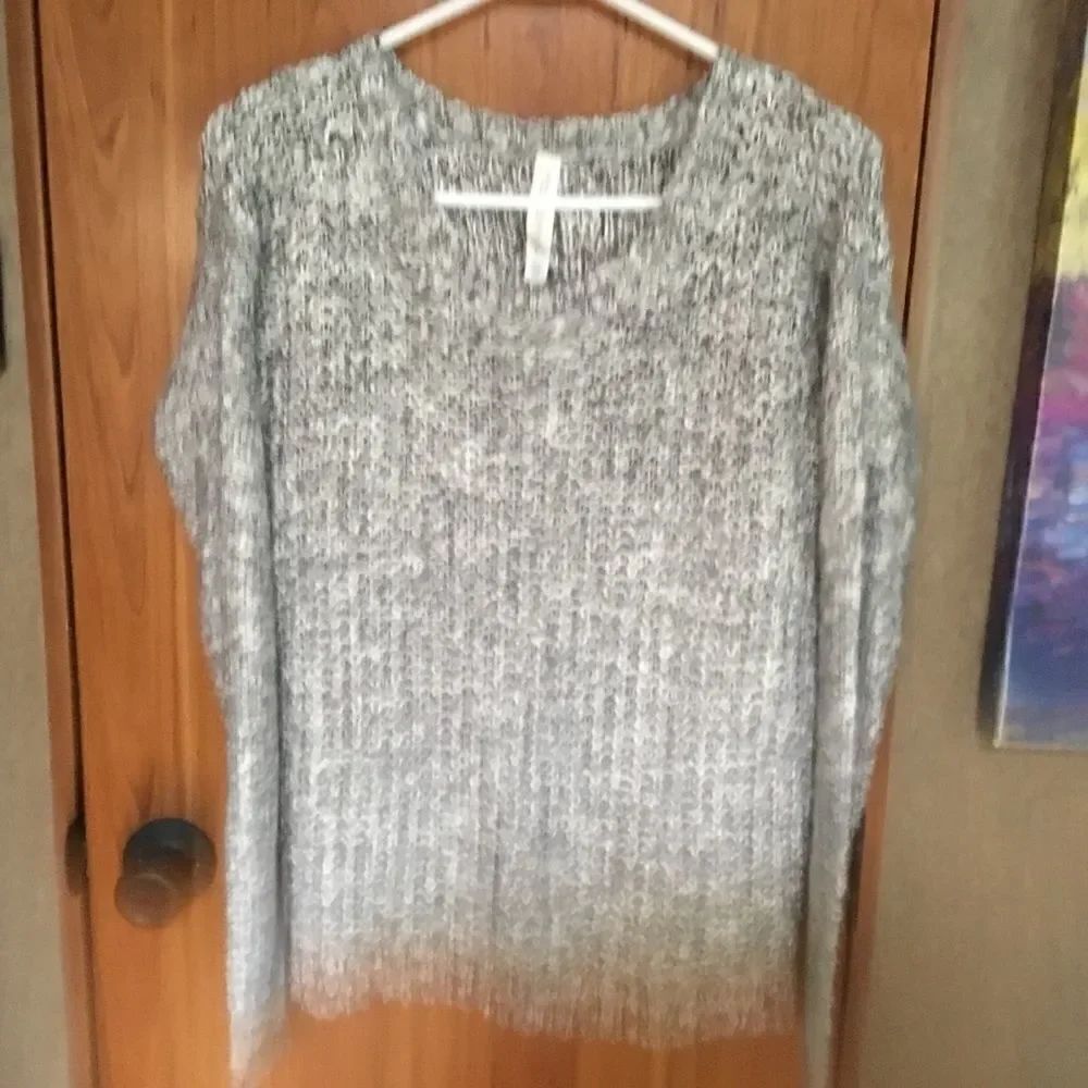 NWOT. Aeropostale Brand Grey & White Marled Yarn Sweater Women’s Size Medium